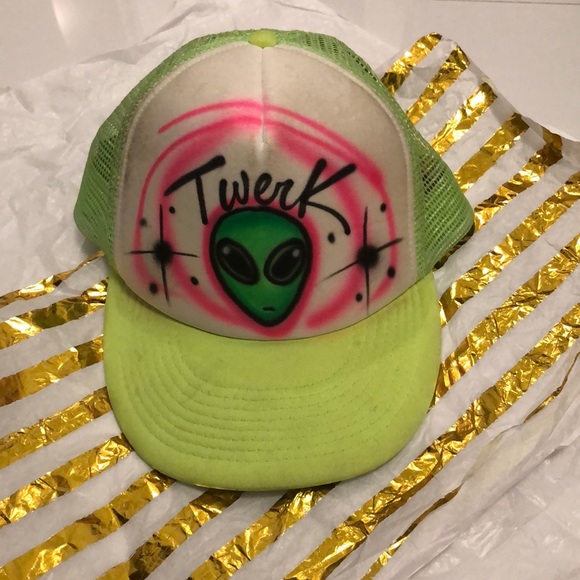 Alien 👽 Twerk 🧢 - Picture 2 of 5